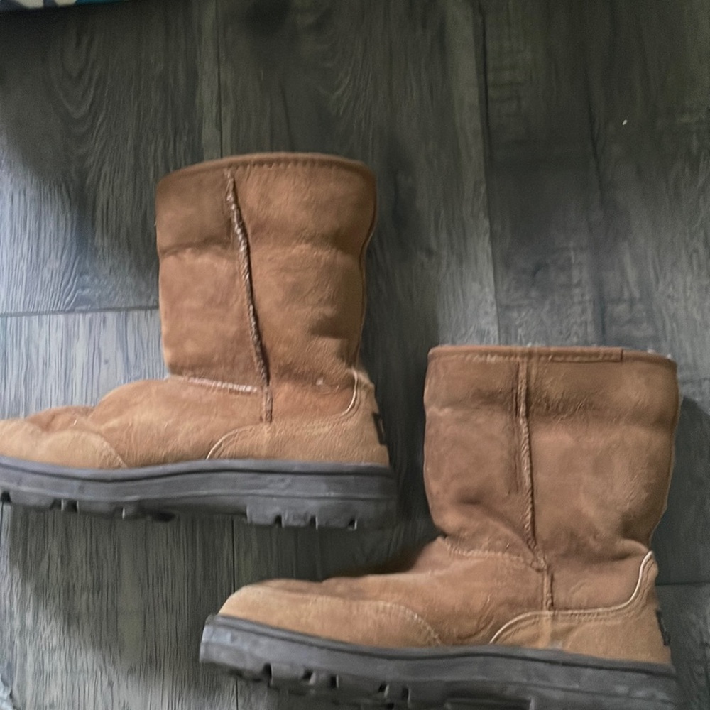 Ugg Ultra Short men’s size 7, women’s 9